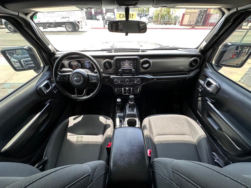 Jeep Wrangler Unlimited Vehicle Full-screen Gallery Image 18