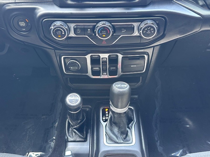 Jeep Wrangler Unlimited Vehicle Full-screen Gallery Image 24