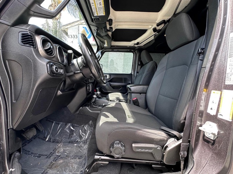 Jeep Wrangler Unlimited Vehicle Full-screen Gallery Image 26