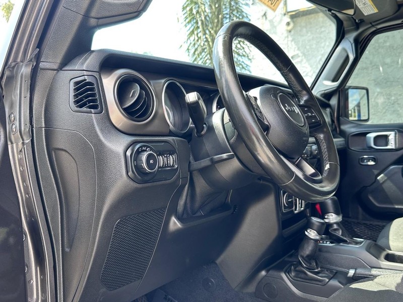 Jeep Wrangler Unlimited Vehicle Full-screen Gallery Image 27