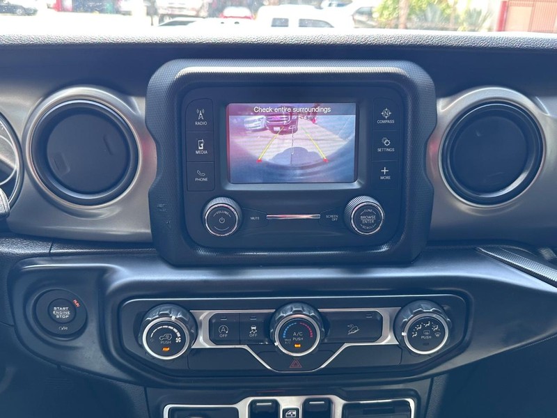 Jeep Wrangler Unlimited Vehicle Full-screen Gallery Image 31