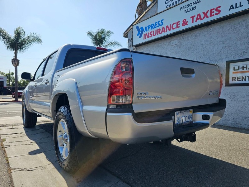 Toyota Tacoma Vehicle Full-screen Gallery Image 03