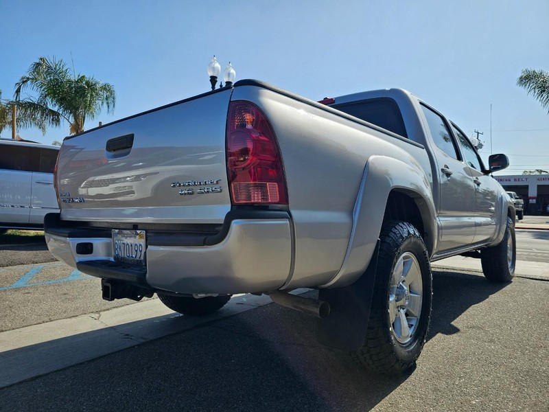 Toyota Tacoma Vehicle Full-screen Gallery Image 05