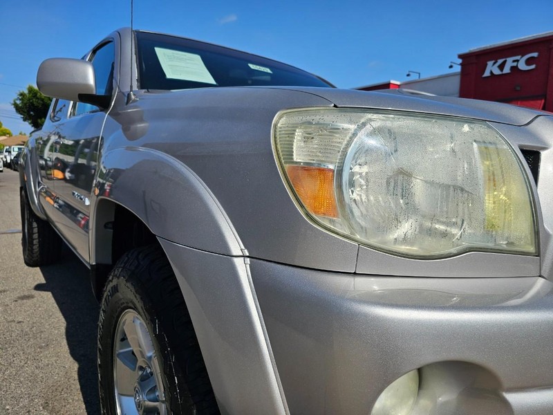 Toyota Tacoma Vehicle Full-screen Gallery Image 08