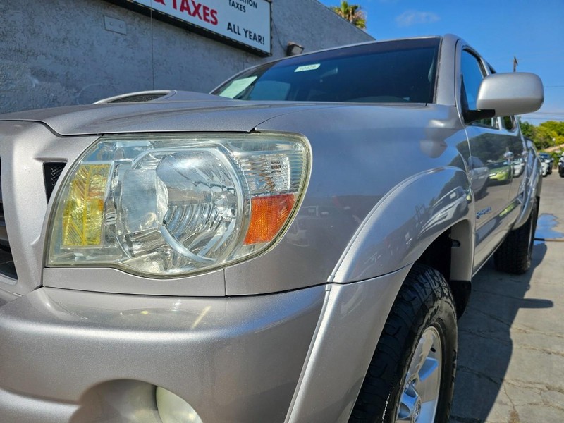Toyota Tacoma Vehicle Full-screen Gallery Image 09