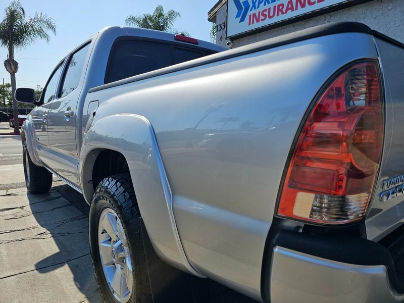 Toyota Tacoma Vehicle Full-screen Gallery Image 10