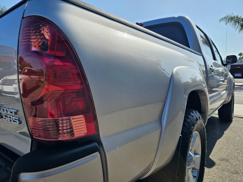 Toyota Tacoma Vehicle Full-screen Gallery Image 11