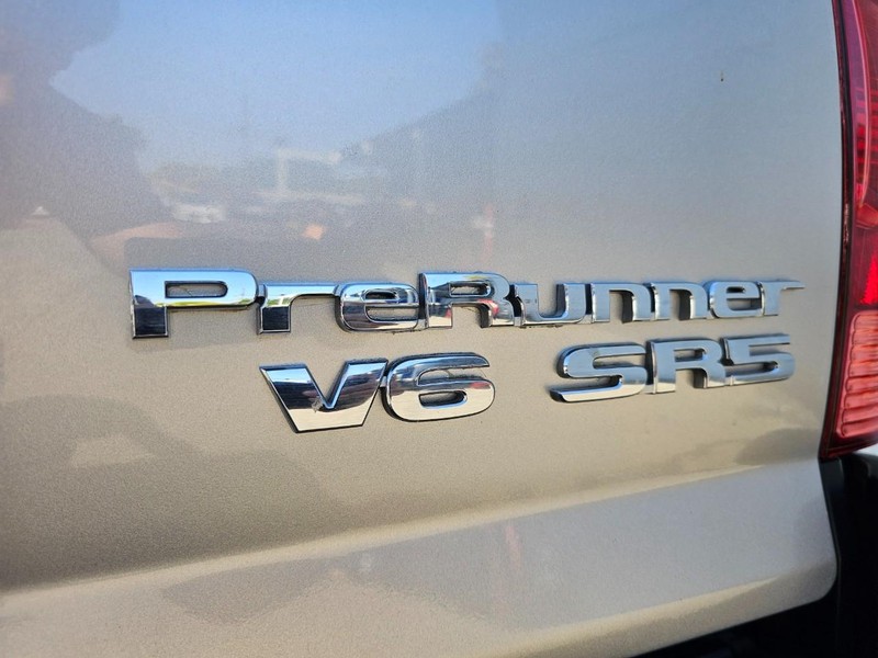 Toyota Tacoma Vehicle Full-screen Gallery Image 12