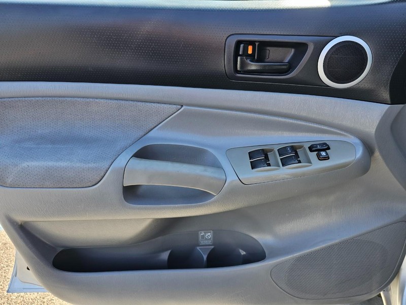 Toyota Tacoma Vehicle Full-screen Gallery Image 13