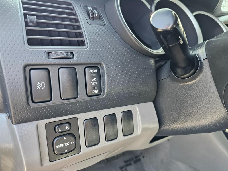 Toyota Tacoma Vehicle Full-screen Gallery Image 14