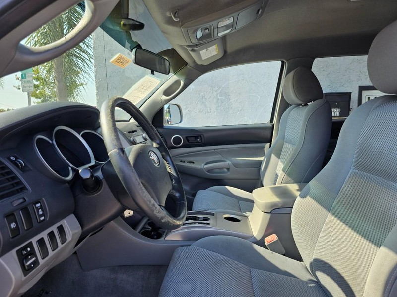 Toyota Tacoma Vehicle Full-screen Gallery Image 15