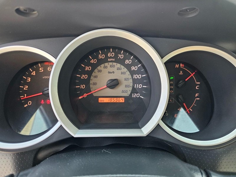 Toyota Tacoma Vehicle Full-screen Gallery Image 16