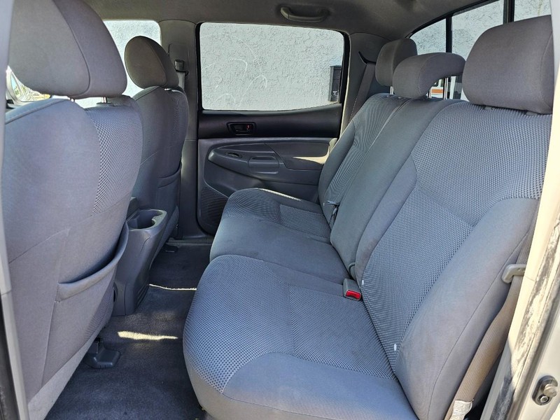 Toyota Tacoma Vehicle Full-screen Gallery Image 17