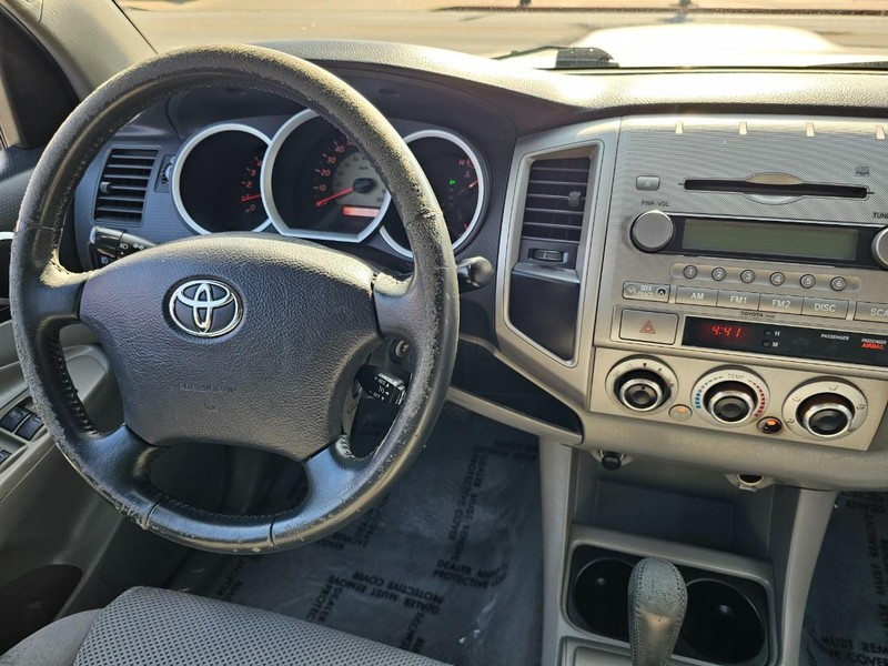 Toyota Tacoma Vehicle Full-screen Gallery Image 18