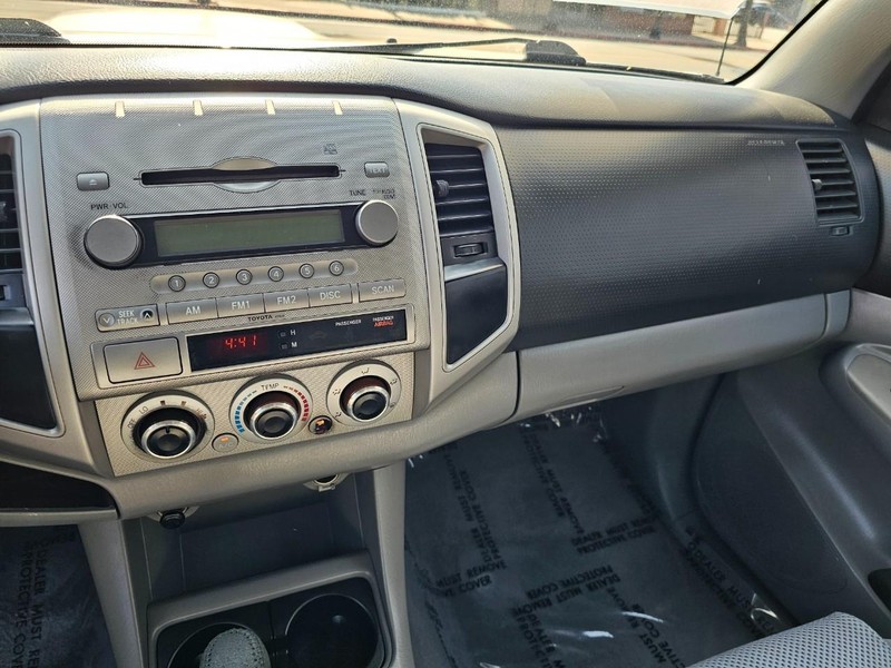 Toyota Tacoma Vehicle Full-screen Gallery Image 19