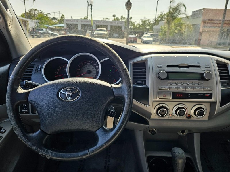 Toyota Tacoma Vehicle Full-screen Gallery Image 20