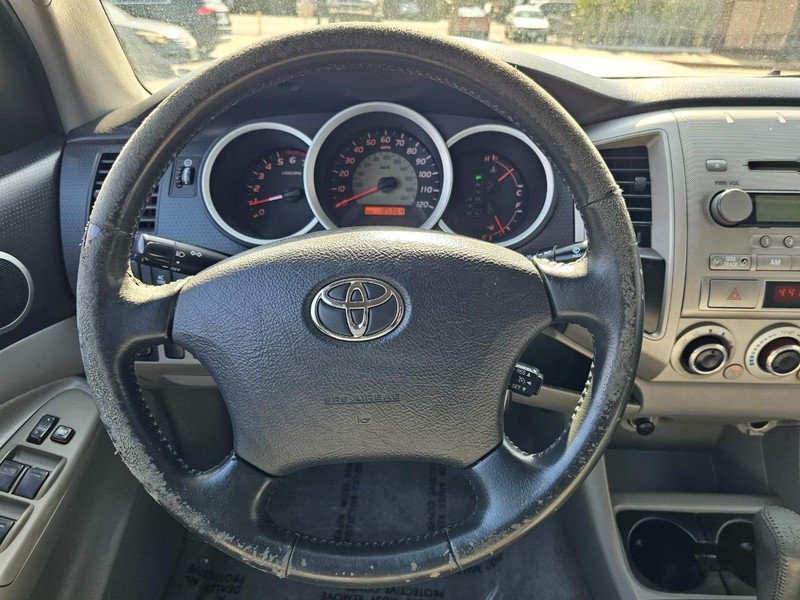 Toyota Tacoma Vehicle Full-screen Gallery Image 21