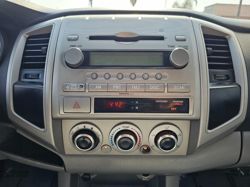 Toyota Tacoma Vehicle Full-screen Gallery Image 22