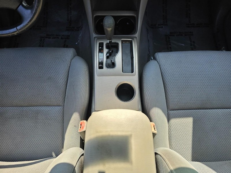 Toyota Tacoma Vehicle Full-screen Gallery Image 23