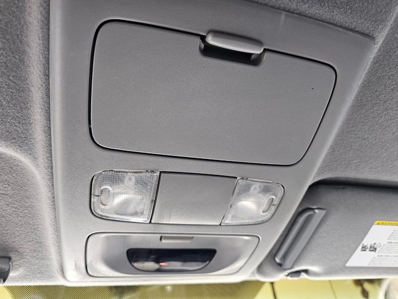 Toyota Tacoma Vehicle Full-screen Gallery Image 24