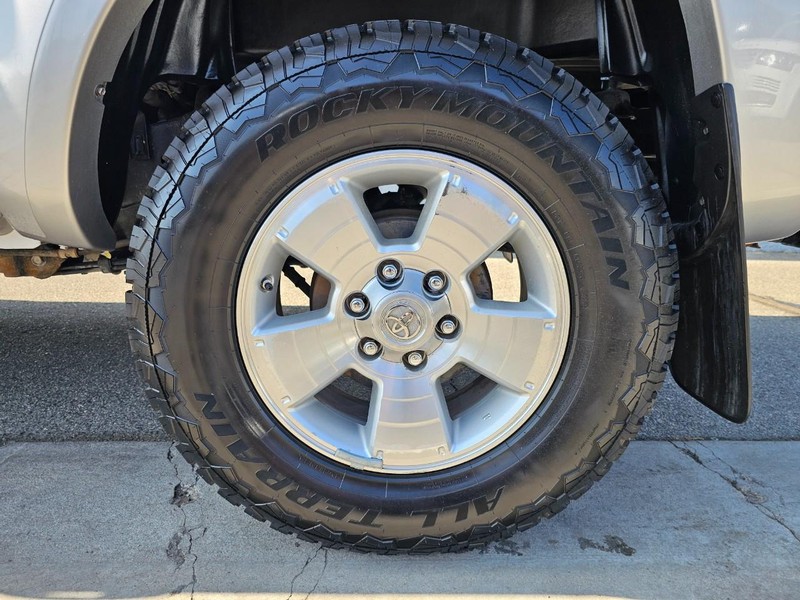 Toyota Tacoma Vehicle Full-screen Gallery Image 25