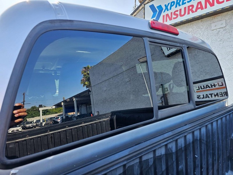 Toyota Tacoma Vehicle Full-screen Gallery Image 26