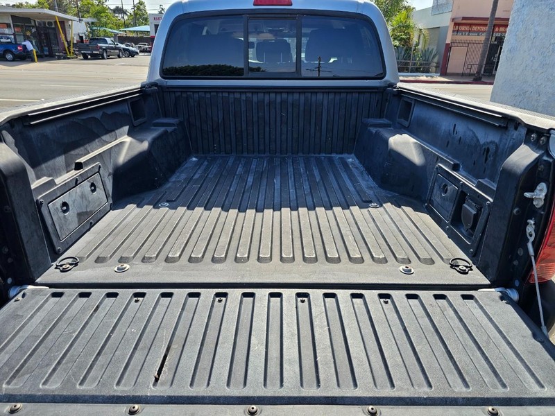 Toyota Tacoma Vehicle Full-screen Gallery Image 27