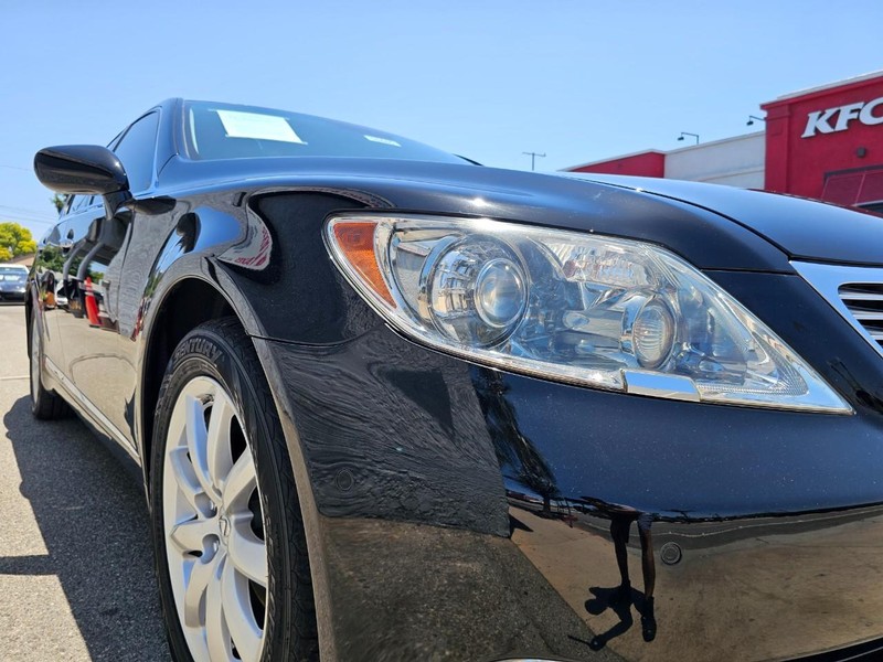 Lexus LS 460 Vehicle Full-screen Gallery Image 08