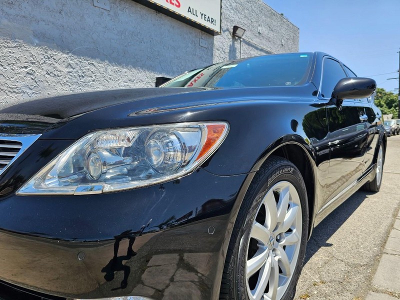 Lexus LS 460 Vehicle Full-screen Gallery Image 09