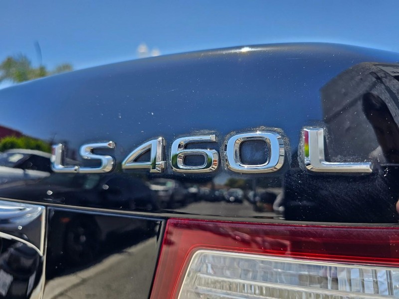 Lexus LS 460 Vehicle Full-screen Gallery Image 12