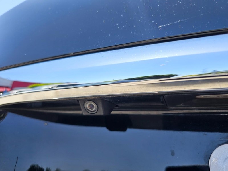 Lexus LS 460 Vehicle Full-screen Gallery Image 13