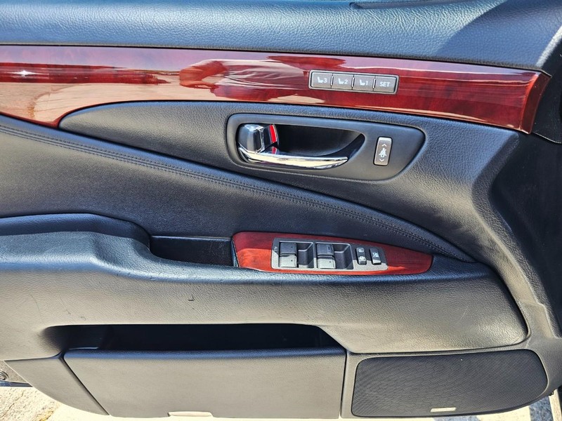 Lexus LS 460 Vehicle Full-screen Gallery Image 16