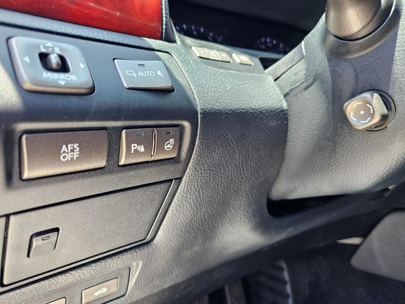 Lexus LS 460 Vehicle Full-screen Gallery Image 18