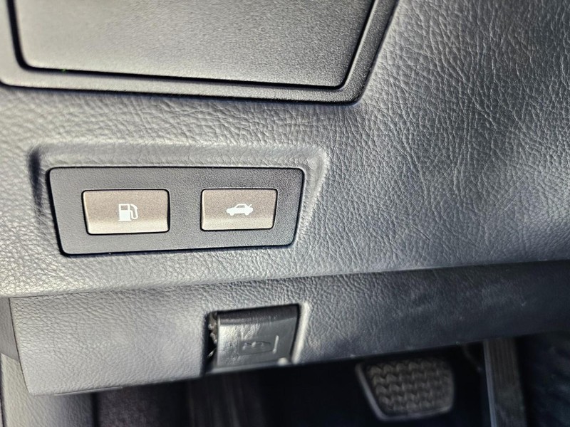 Lexus LS 460 Vehicle Full-screen Gallery Image 19