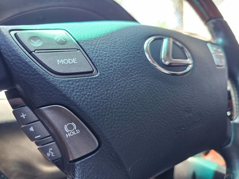 Lexus LS 460 Vehicle Full-screen Gallery Image 20