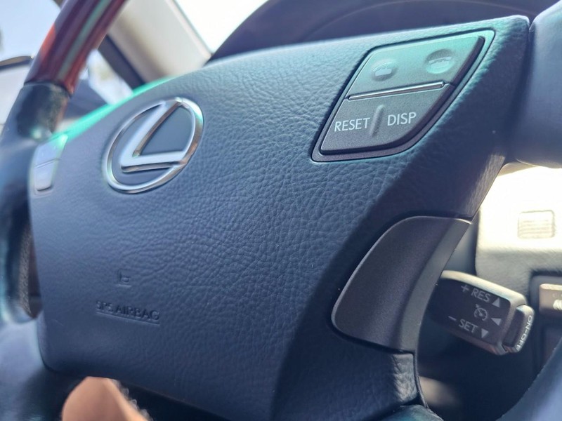 Lexus LS 460 Vehicle Full-screen Gallery Image 21