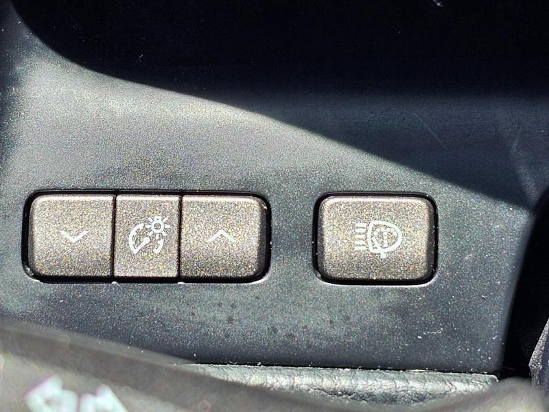 Lexus LS 460 Vehicle Full-screen Gallery Image 22