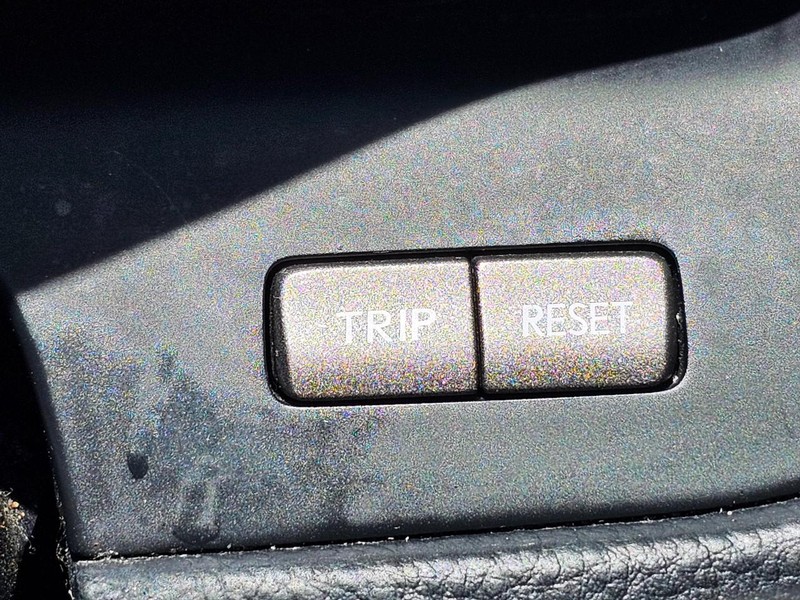 Lexus LS 460 Vehicle Full-screen Gallery Image 23