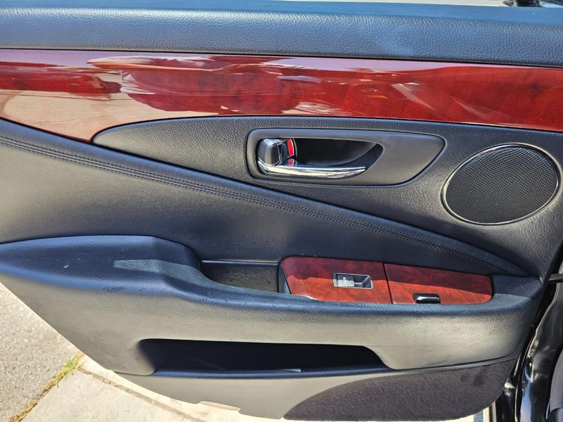 Lexus LS 460 Vehicle Full-screen Gallery Image 25