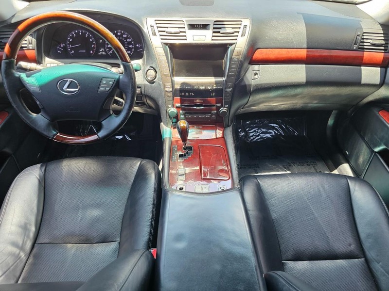 Lexus LS 460 Vehicle Full-screen Gallery Image 28