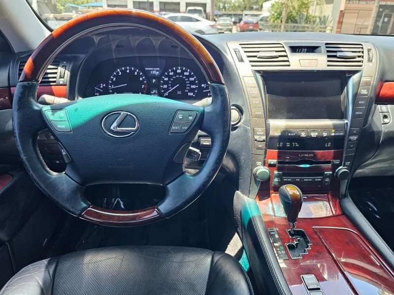 Lexus LS 460 Vehicle Full-screen Gallery Image 29