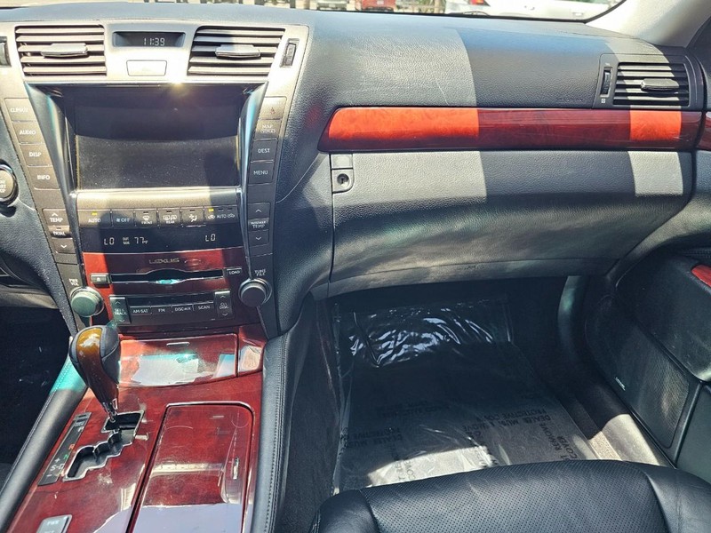 Lexus LS 460 Vehicle Full-screen Gallery Image 30