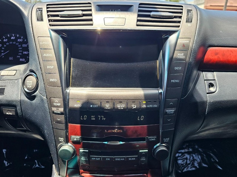 Lexus LS 460 Vehicle Full-screen Gallery Image 31