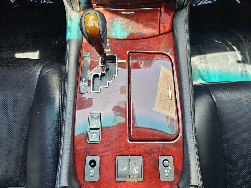 Lexus LS 460 Vehicle Full-screen Gallery Image 32