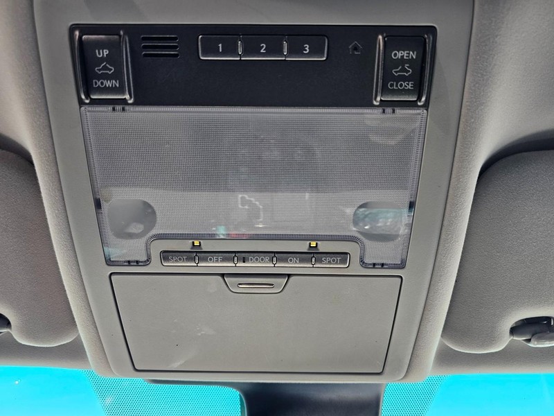 Lexus LS 460 Vehicle Full-screen Gallery Image 34