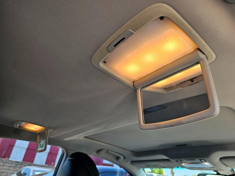 Lexus LS 460 Vehicle Full-screen Gallery Image 35