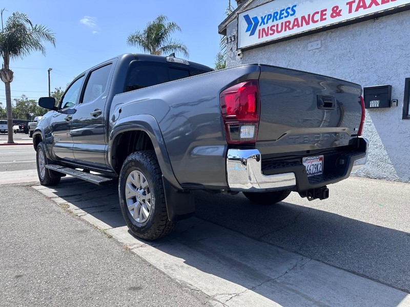 Toyota Tacoma Vehicle Full-screen Gallery Image 03