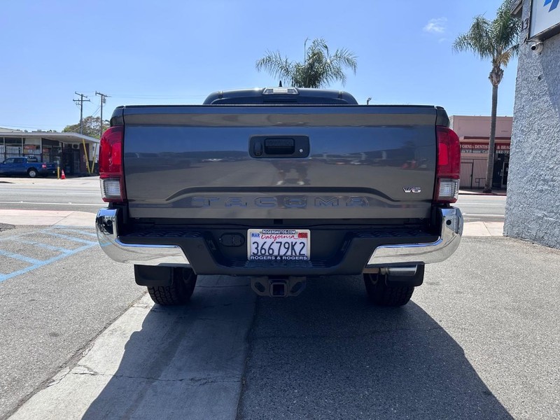 Toyota Tacoma Vehicle Full-screen Gallery Image 04