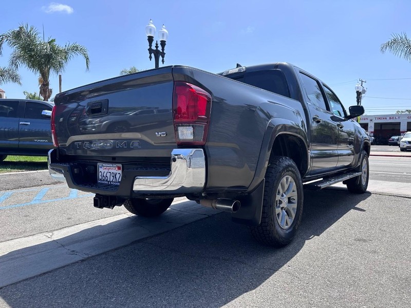 Toyota Tacoma Vehicle Full-screen Gallery Image 05