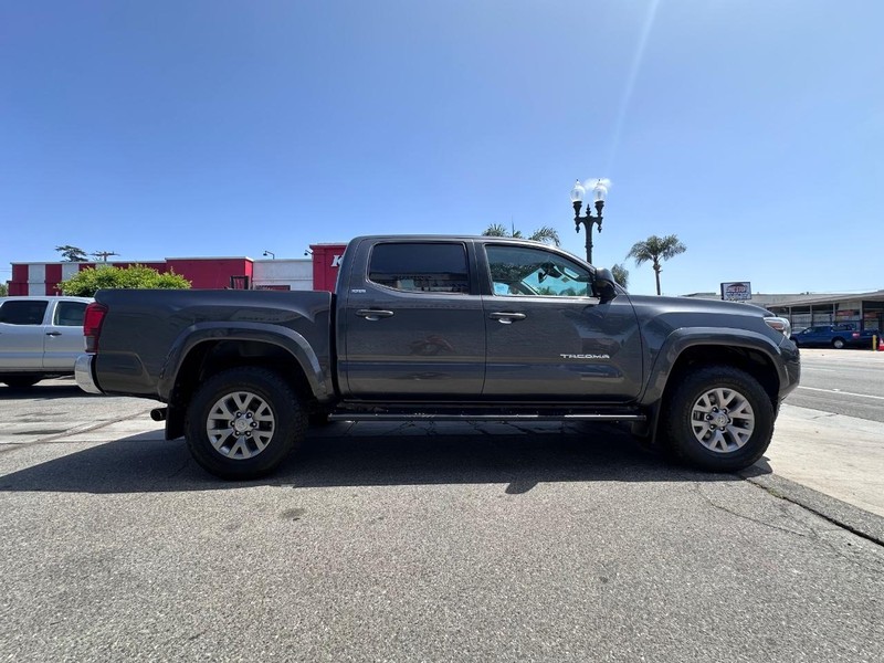 Toyota Tacoma Vehicle Full-screen Gallery Image 06